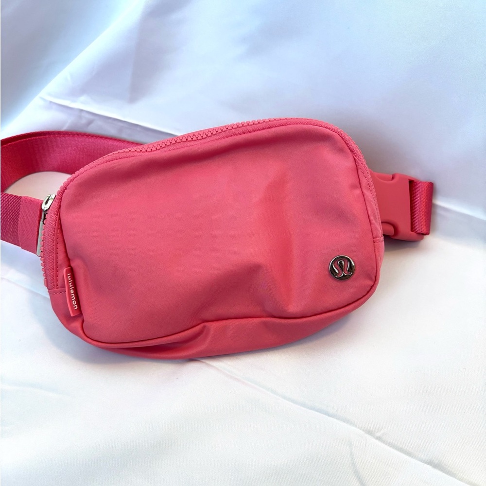 NWT Lululemon Athletica Coral Mesh belt bag